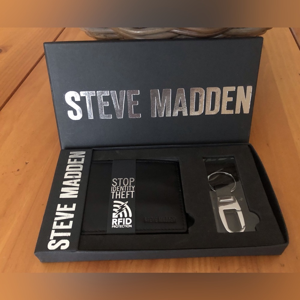 Steve Madden RFID Wallet. With Key Fob.